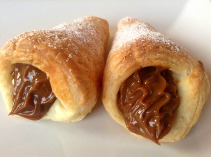 Conos de hojaldre rellenos con dulce de leche
