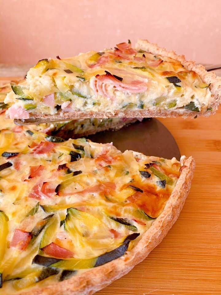 Tarta de zapallitos, cebolla y jamón cocido con masa integral Tarta de zapallitos, cebolla y jamón cocido con masa integral
