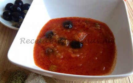 Salsa de tomate con aceitunas y alcaparras (Salsa Putanesca) salsa-putanesca