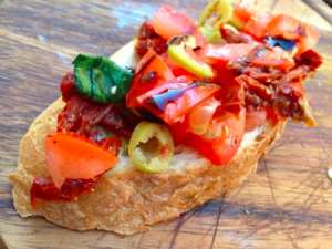 Tostadas con Tomate, Albahaca y aceitunas (Bruschetta)