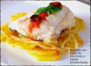 Bacalao con salsa de morrones y papas encebolladas