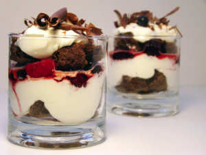 Postres en Vaso: Chocolate, Crema y Berries