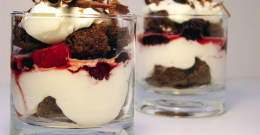 Postres en Vaso: Chocolate, Crema y Berries Postre en vaso