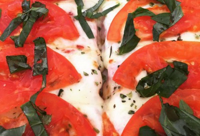 Pizza Con Tomate Fresco y albahaca pizza con tomate y albahaca 3