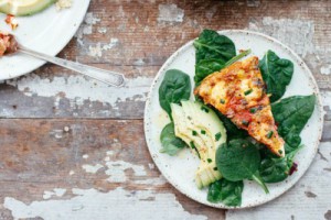 Tortilla italiana con remolacha y calabacín