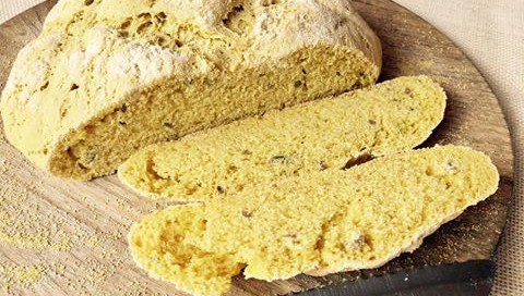 Pan rápido con harina de maíz y semillas de girasol pan harina de maíz