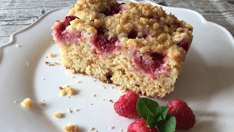 Torta de ricota y frambuesas con crumble