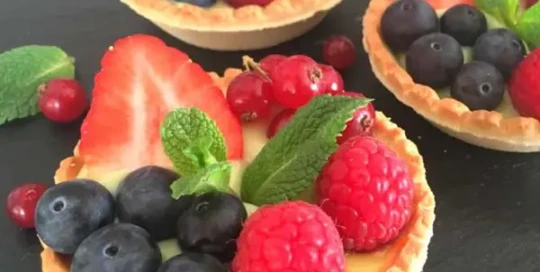 Tartaletas de frutos rojos y crema de pistacho Tartaletas frutales con crema de Pistachos
