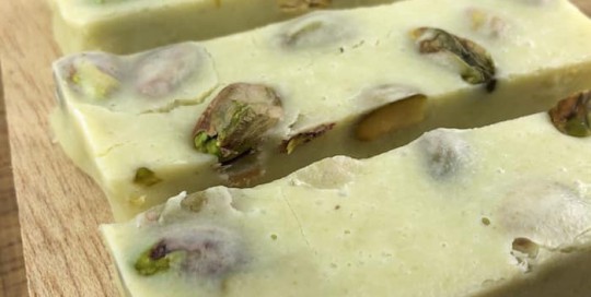Turrón de chocolate blanco y pistachos turrón de pistachos