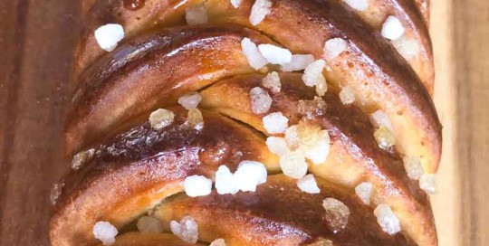 Brioche trenzado relleno de crema pastelera y frutos secos Brioche trenzado relleno de crema pastelera y frutos secos