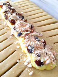 Brioche trenzado relleno de crema pastelera y frutos secos