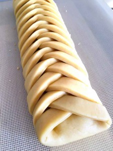 Brioche trenzado relleno de crema pastelera y frutos secos