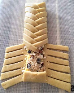 Brioche trenzado relleno de crema pastelera y frutos secos