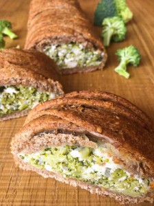 Trenza de harina integral rellena de brócoli y ricota