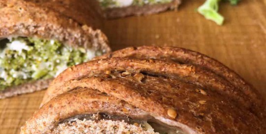 Trenza de harina integral rellena de brócoli y ricota trenza brocoli y ricota