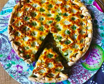 Tarta de zucchini y cebolla caramelizada