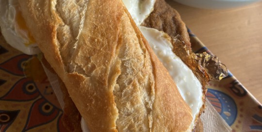 El Sándwich de Milanesa Argentino: un Clásico de la Comida Callejera sandwich de mialanesa