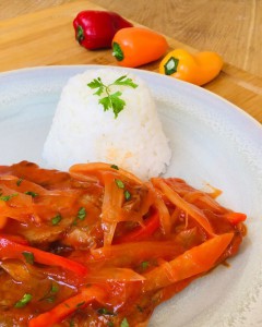 Bifes con cebollas y morrones