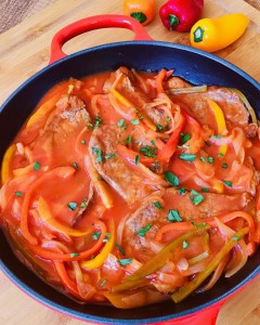 Bifes con cebollas y morrones