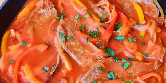 Bifes con cebollas y morrones