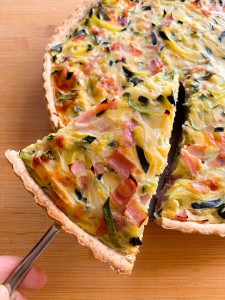 Tarta de zapallitos, cebolla y jamón cocido con masa integral