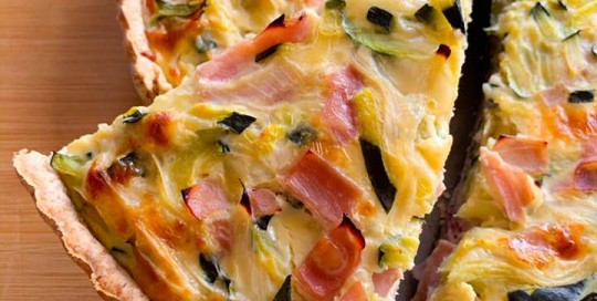 Tarta de zapallitos, cebolla y jamón cocido con masa integral Tarta de zapallitos, cebolla y jamón cocido con masa integral