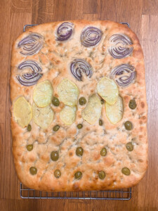 Focaccia con Cebolla, Papa y aceitunas