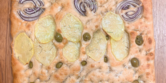 Focaccia con Cebolla, Papa y aceitunas Focaccia con aceitunas papa y cebolla