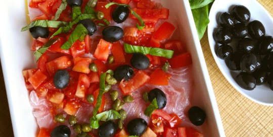 Filetes de pescado a la puttanesca Filetes de pescado a la puttanesca