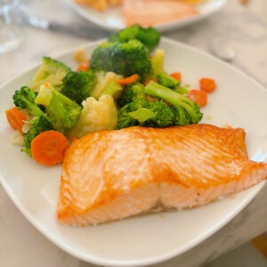 Filete de salmón a la sartén (jugoso y listo en 10 minutos)